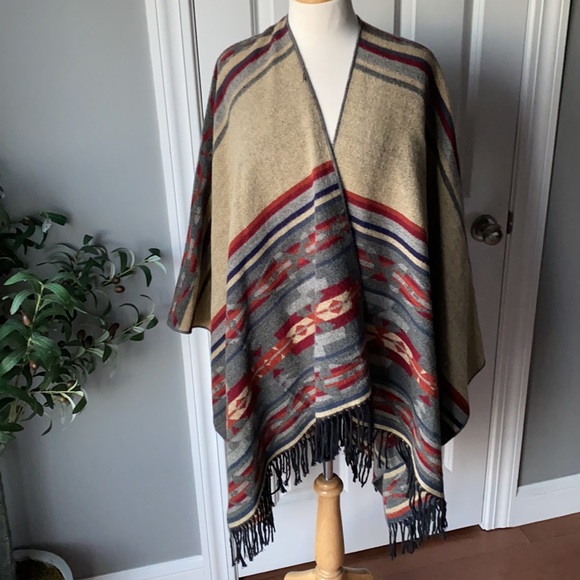 KIBOOTS Reversible Oversized Wool Wrap Poncho - Picture 7 of 10